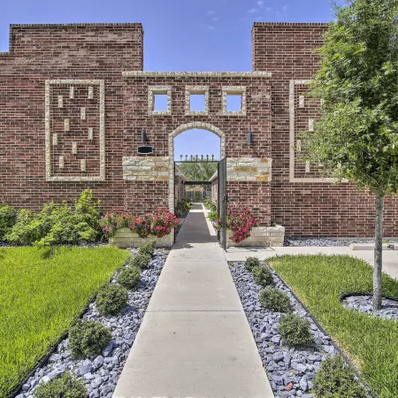 Private Patio: Edinburg Couple's Retreat!
