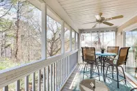 Marina & Beach Club Access: Condo in Southport - Balkon