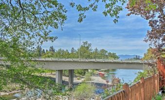 Deck and River Views Family Home in Grants Pass