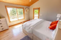 Byrdies Beach House @ Crook Point Hotels in Gold Beach