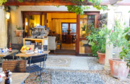 Rosedene Lodge - All Solar, All Aircon with Pool and Garden Hotel berhampiran Victoria Wharf Shopping Centre