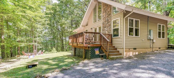 Cabin w/ Deck & Screened-in Porch in New Market! Hoteles en Condado de Shenandoah