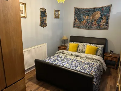 Quirky Town Centre Apartment with River Terrace