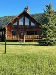 Amazing mountain views, daily wildlife show and a cozy log house for serenity.