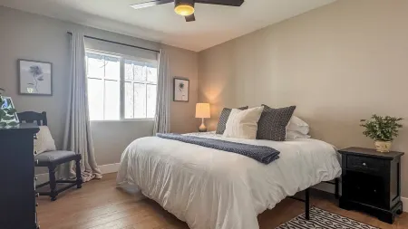 Folsom Old Town Escape II - King Bed, A/C, Laundry, Trails, Walk to Sutter St Отели в г. Фолсом