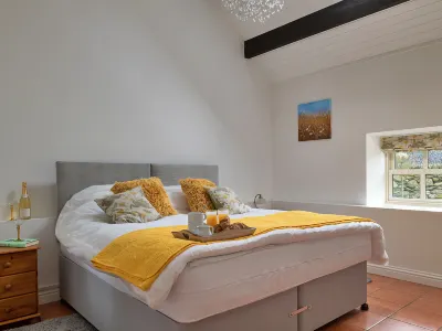 Moelis Barn Hotels near Vivod Mountain