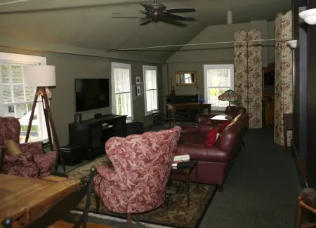 Rare deluxe 1 bdrm w/views of the Covered Bridge