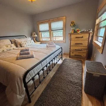 1930’s Woodland Park Cabin: Rustic & Romantic