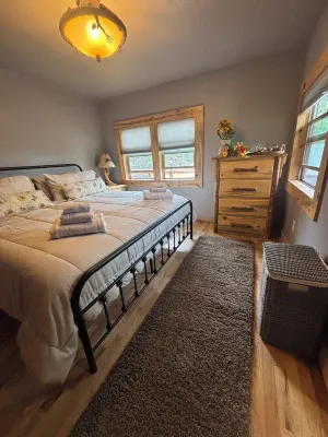 1930’s Woodland Park Cabin: Rustic & Romantic