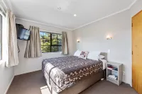 Knightsbridge Court Motor Lodge Hotels in Spring Creek
