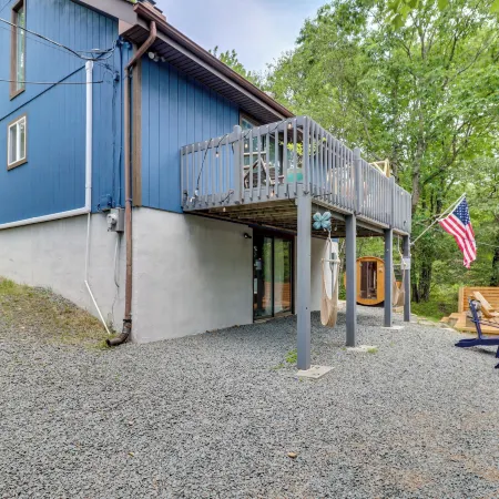 Hot Tub, Fire Pit & Barrel Sauna: Poconos Abode