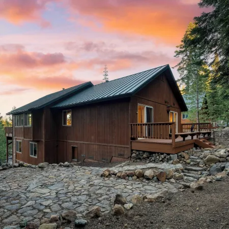 Golden Summit by AvantStay Stunning Secluded Cabin w Access to Tahoe Donner