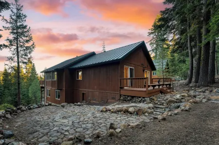 Golden Summit by AvantStay Stunning Secluded Cabin w Access to Tahoe Donner Отели в г. Траки