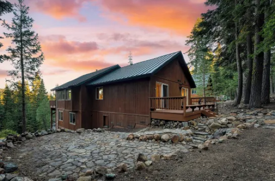 Golden Summit by AvantStay Stunning Secluded Cabin w Access to Tahoe Donner