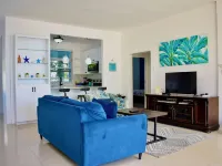 Luxury Waterfront 1/1 with Pool and Gym Hotels in Tower Isle