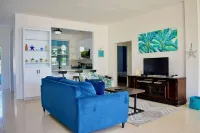 Luxury Waterfront 1/1 with Pool and Gym
