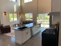 Luxury shome, views above Skagit Valley- EV charge