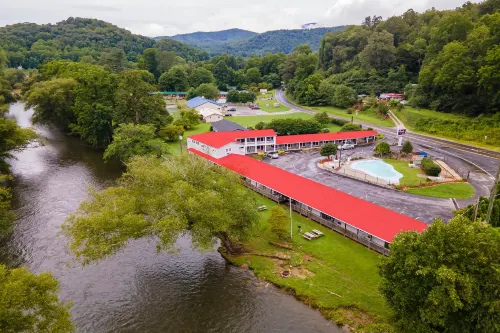 Lloyd's on the River Country Inn by OYO Hotels in Swain County