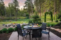 Spring River Retreat by AvantStay Lakefront Luxury w Hot Tub Game Room Near Bend