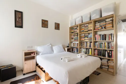 Cozy 3BR Apt w Big Windows 5 Min Walk From Beach - 2 tähden