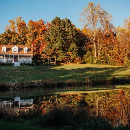Spacious Group Stay-Pond Retreat, Fishing & Wineries Near Cville & SNP