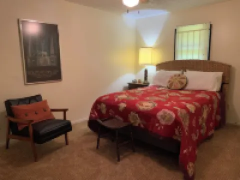 Cabin in Hardy on Kiwanie Lake with fishing boat & kayak, near Spring River Hoteles en Condado de Sharp