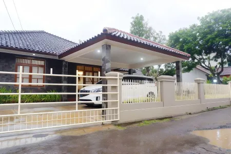 The Priangan Guest House @ Buniseuri Отели в г. Ciamis