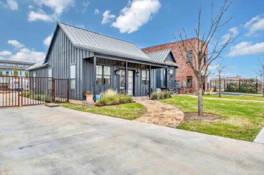 Dogtrot Hotel Suite A- Walking Distance from Magnolia Silos