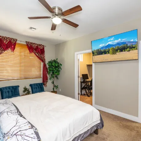 Luxurious AC Home Near Heart of Downtown, NAU, Snowbowl, Historic Route 66