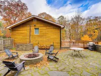 Private Hot Tub on 10 Acres: Cozy Catskill Getaway Hotels in Catskill