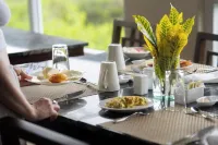 Iguana Crossing Boutique Hotel - breakfast