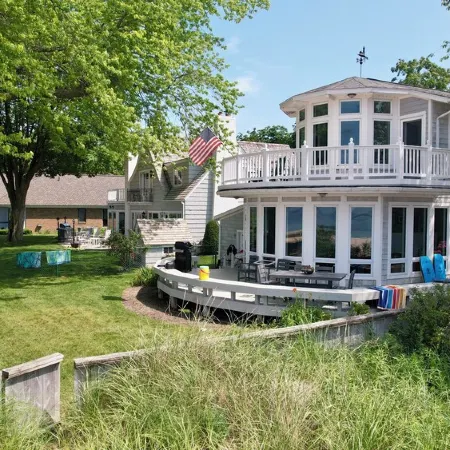 Beachfront Home on Lake Michigan beach. Spectacular sunsets, walk to downtown. Отели в г. Франкфорт