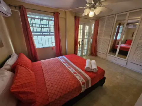 Peaceful 2-bedroom downstairs apartment walking distance to the airport. Hotels in 