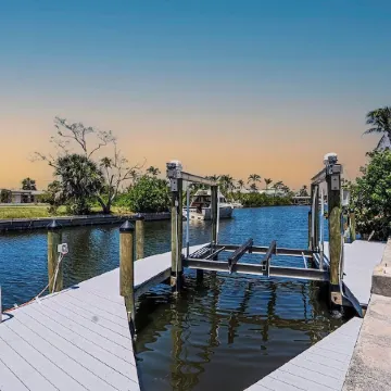Waterfront Oasis with Boat Lift & Hot Tub in Bokeelia