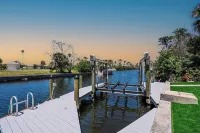 Waterfront Oasis with Boat Lift & Hot Tub in Bokeelia