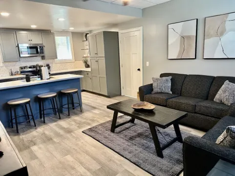 Charming 1-bedroom apartment downtown Frankfort 3 blocks from the beach!