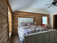 3 bedroom log cabin the lake plus a guest house.  30 mintues from Traverse City Hotel a Fife Lake Township