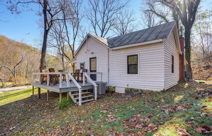 Stoney Creek Cottage: Waterfront Hot Tub, Fire Pit