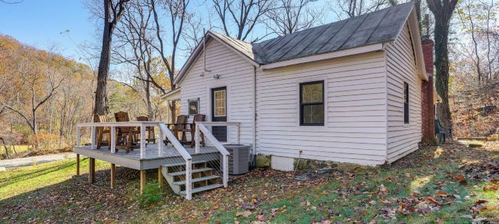 Stoney Creek Cottage: Waterfront Hot Tub, Fire Pit Hotels in Nelson County