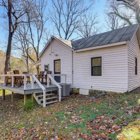 Stoney Creek Cottage: Waterfront Hot Tub, Fire Pit