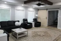 Newly Remodeled Farmhouse, 12 Minute Walk to Campus. 3Bd 3ba with Bonus Room