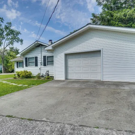 Oak Ridge Retreat w/ Porch < 1 Mi to Downtown