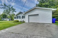 Oak Ridge Retreat w/ Porch < 1 Mi to Downtown Hotels in Oak Ridge