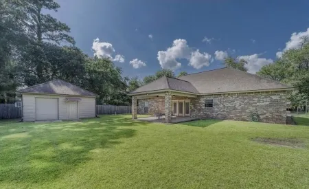 House near casinos and Prien lake park with a guest house Отели в г. Приен