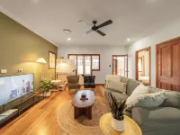 House of Fairy Wren - Fully renovated charming Queenslander! 10 Mins to BNE CBD! Hotels in Annerley