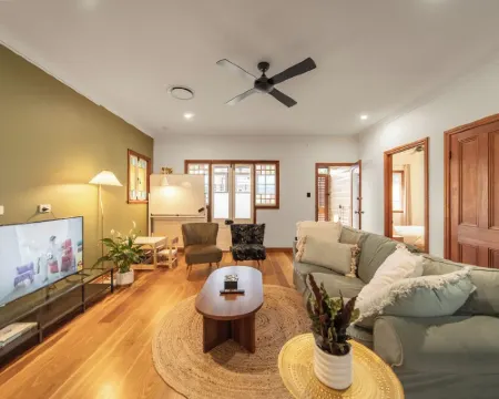 House of Fairy Wren - Fully renovated charming Queenslander! 10 Mins to BNE CBD! Hotels in Annerley