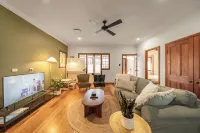 House of Fairy Wren - Fully renovated charming Queenslander! 10 Mins to BNE CBD! Hotels in Annerley