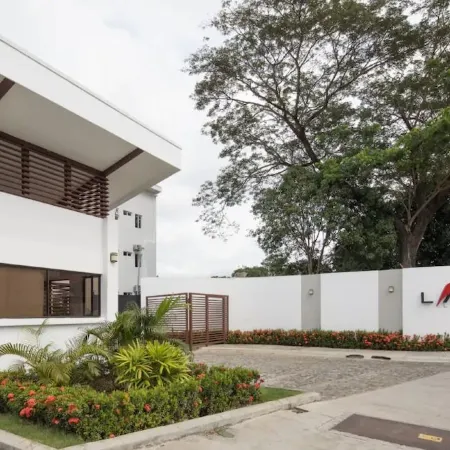 Modern Stylist 3 BR Beach House, w/Private Pool & Fast WiFi.