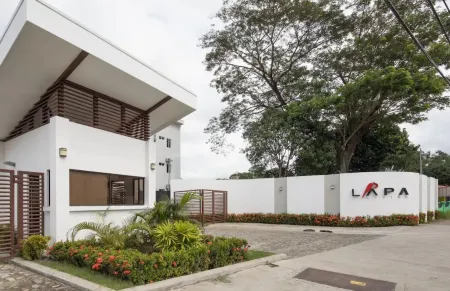 Modern Stylist 3 BR Beach House, w/Private Pool & Fast WiFi.