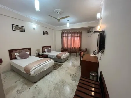 Hotel Sujata Отели рядом с достопримечательностью «Statue of Buddha in Bodhgaya»